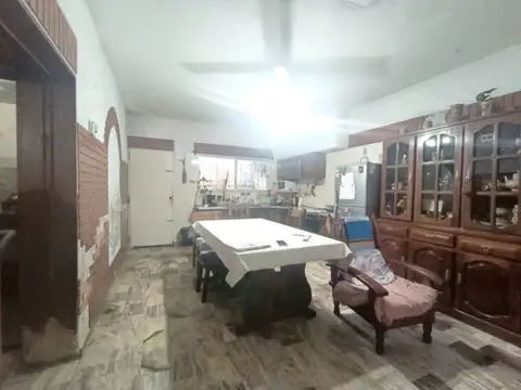 Casa 8 ambientes con 2 baños