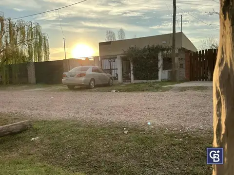 Venta apto crédito de 2 casas sobre mismo lote con jardín privado con renta activa en Luján