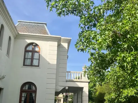 Casa en Alquiler con 3 cocheras