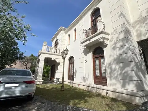 EXCELENTE CASA "ESTILO FRANCES "