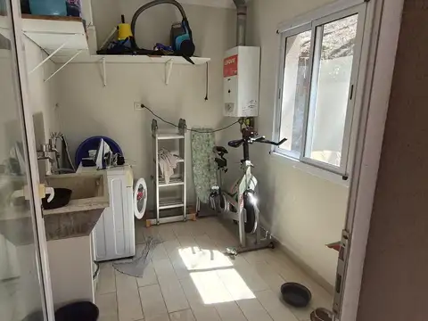 Casa 5 ambientes con 2 baños