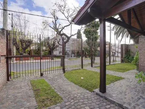 Casa 6 ambientes con 2 baños