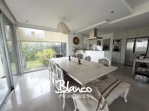 Casa 5 ambientes con 4 baños