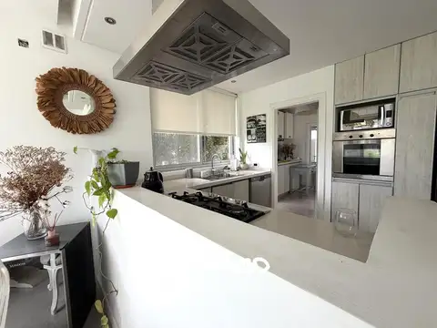 Casa en Alquiler con 2 cocheras