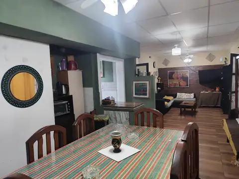 Casa 6 ambientes con 2 baños