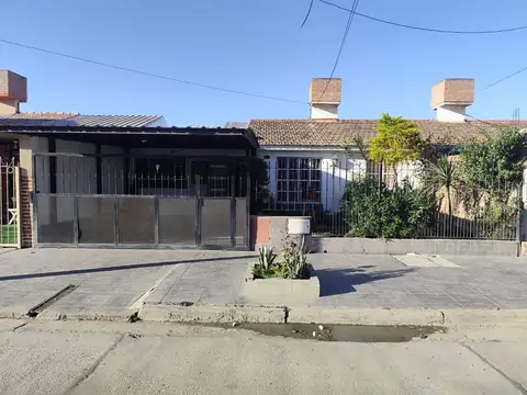 Casa en venta con local comercial. Zona sur.