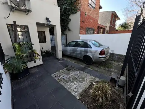 Casa 4 Ambientes con Gran Jardín