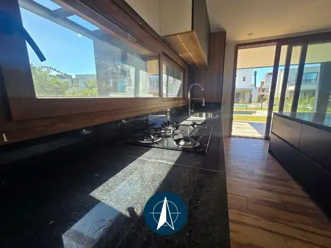 Casa 6 ambientes con 3 baños