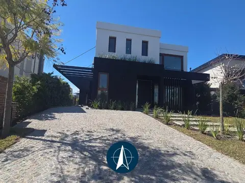 ¡Casa en venta  en Castaños, Nordelta, 3 dormitorios  y escritorio con vista al lago!