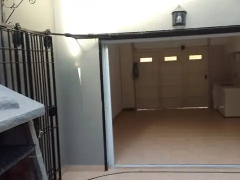 Alquiler casa 3 amb. con cochera  Lanús Este