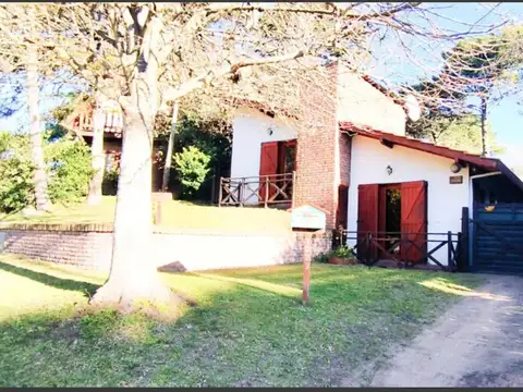 Casa en venta - 3 Dormitorios 2 Baños - Villa Gesell