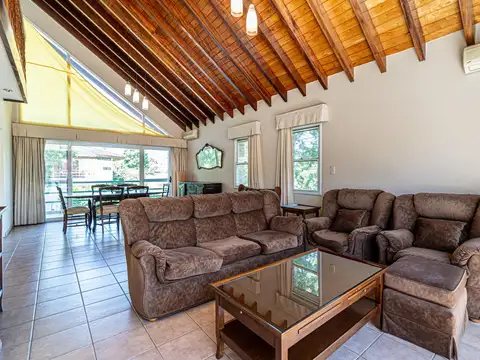 Casa en Venta con 4 cocheras