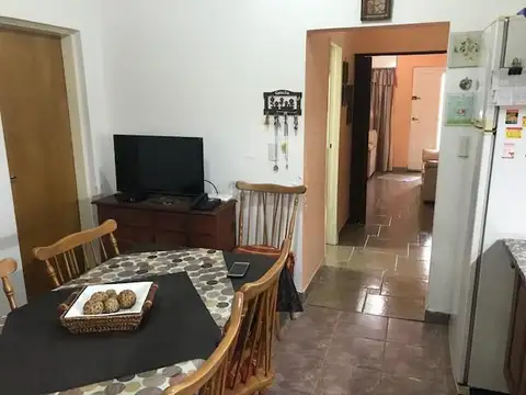 Casa 6 ambientes con 2 baños