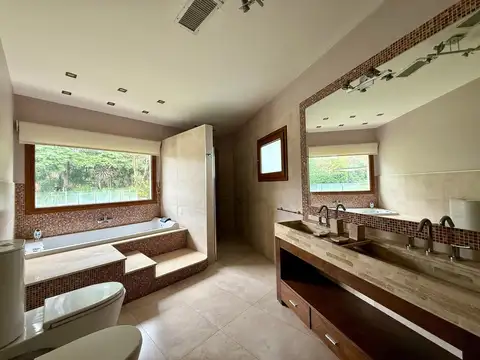 Casa 4 ambientes con 2 baños