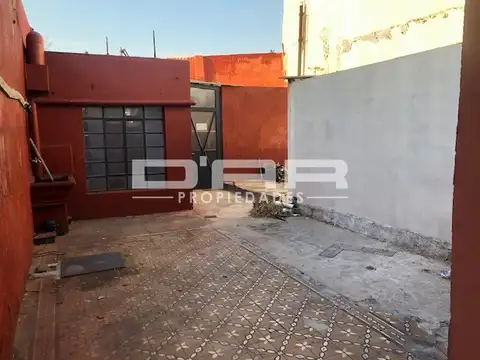 GALPON EN ALQUILER DE 8,66 X 43 CON VIVIENDA  AL FRENTE