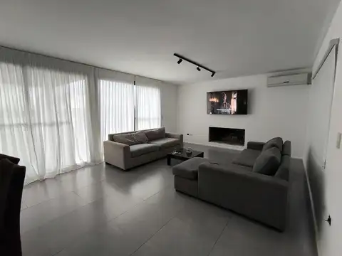 VENTA CASA SAN SEBASTIAN AREA 8  - 5 AMBIENTES