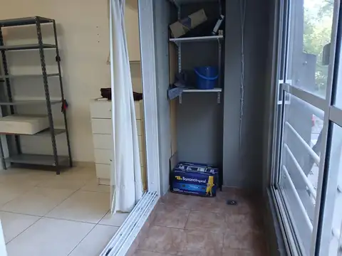 Departamento de un ambiente grande con balcón