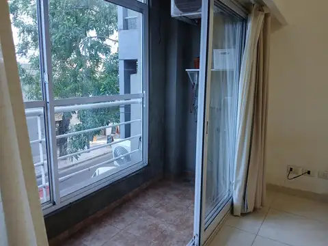 Departamento de un ambiente grande con balcón