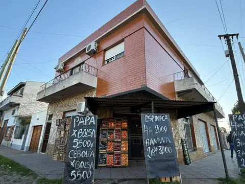Casa de 3 ambientes con cochera y 3 locales en planta baja - Wilde