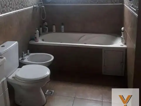 Casa venta 6 dormitorios 3 baños 1 patio y pileta 695 mts2 totales - Sierra De Los Padres