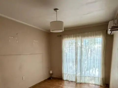 Casa 7 ambientes con 2 baños