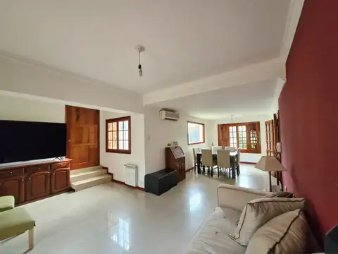VENTA CASA 4 DORMITORIOS RESIDENCIAL OLIVOS PILETA