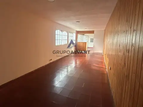 Casa 6 ambientes con 2 baños