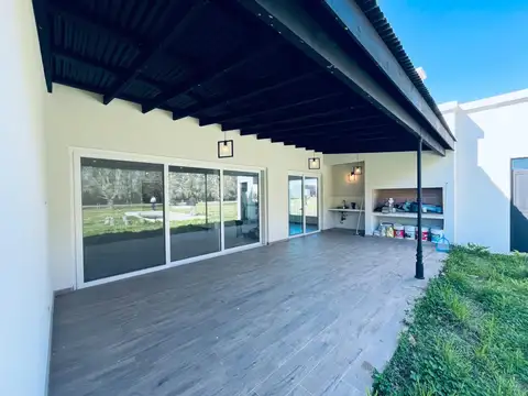 Casa en Alquiler con 2 cocheras