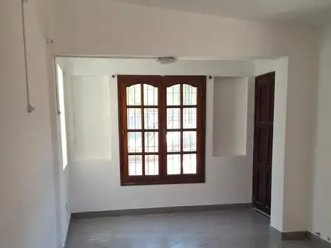 Casa en Alquiler con 2 cocheras