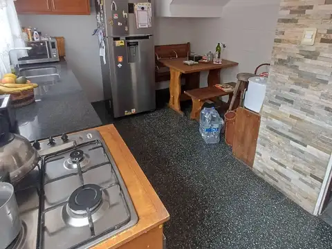 Casa 8 ambientes con 2 baños