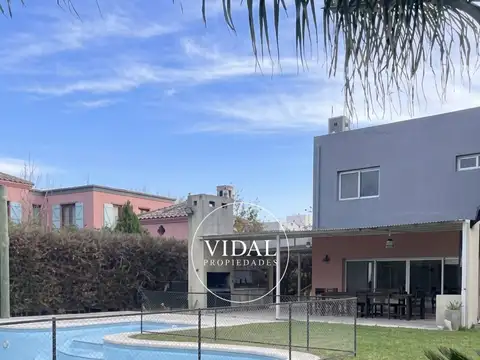 Casa 5 ambientes con 4 baños