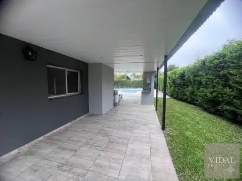 Casa en Alquiler con 3 cocheras
