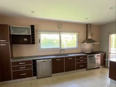 Casa en Alquiler con 3 cocheras