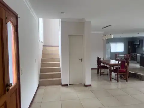 Casa en Alquiler con 3 cocheras