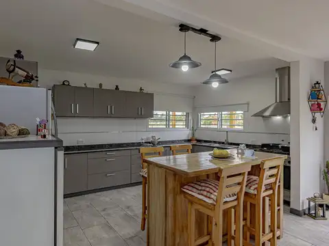 Casa en Venta con 2 cocheras