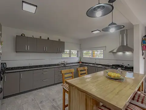 Casa 4 ambientes con 2 baños