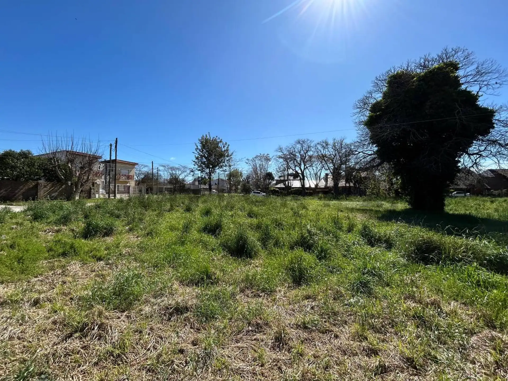 Gran lote en esquina – Los Pinares - 1850 m2