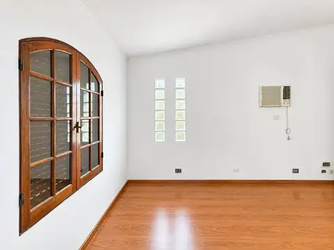 Casa en Alquiler con 2 cocheras
