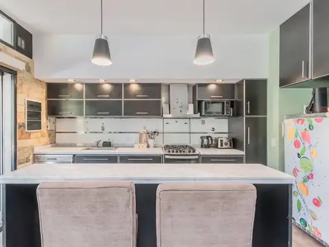 VENTA CASA 5 AMBIENTES CON PARQUE Y PISCINA