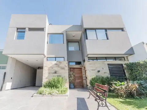 VENTA CASA 5 AMBIENTES CON PARQUE Y PISCINA