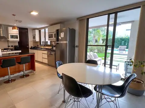 Casa 8 ambientes con 3 baños