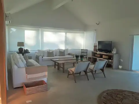 Casa 7 ambientes con 4 baños