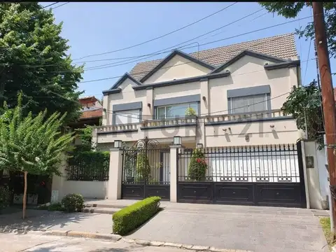 Venta de Casa de tres pisos con piscina en Barrio Parque los Intendentes, Villa Martelli