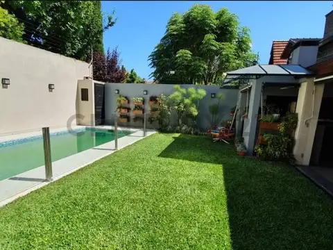 Venta de Casa de tres pisos con piscina en Barrio Parque los Intendentes, Villa Martelli