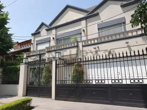 Casa de tres pisos con piscina en venta en Barrio Parque los Intendentes, Villa Martelli