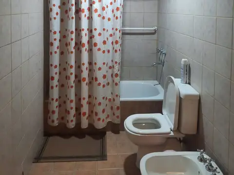 Casa 6 ambientes con 2 baños