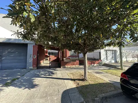 Casa en Venta de 2 dormitorios. Patio con parrilla. Lavadero. Cochera. Centro Campana