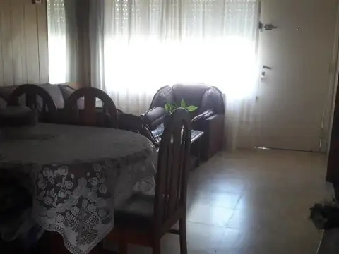 Venta de Chalet de 4 ambientes + departamento de 3 ambientes