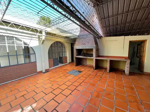 Casa 10 ambientes con 5 baños