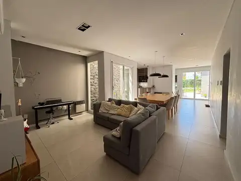 VENTA / CASA 2 DORMITORIOS / PILETA / RAFAELA